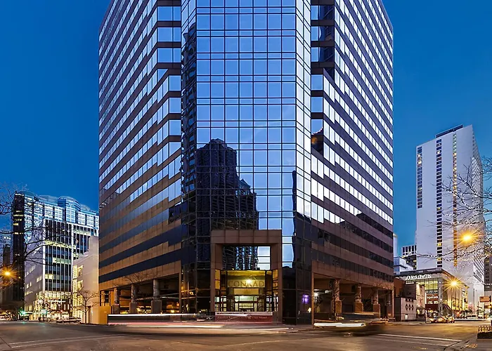By Marriott Downtown Magnificent Mile 3* Chicago