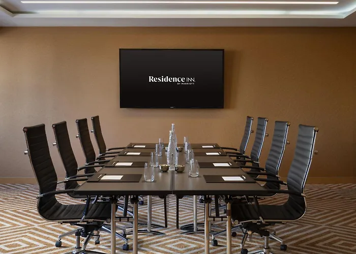 By Marriott Downtown Magnificent Mile Hotel 3*