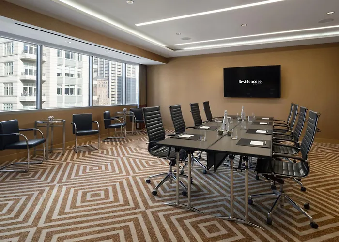 By Marriott Downtown Magnificent Mile 3*