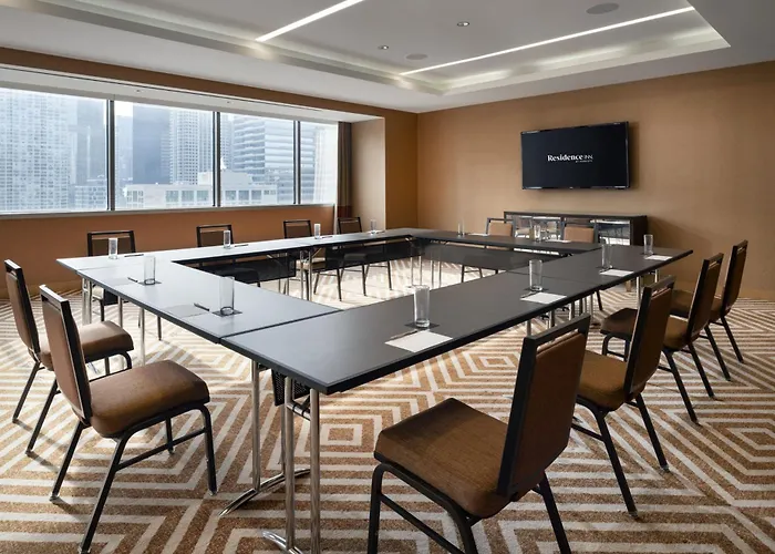 By Marriott Downtown Magnificent Mile 3*