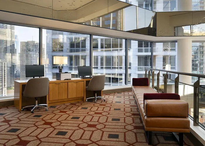 By Marriott Downtown Magnificent Mile Hotel 3*