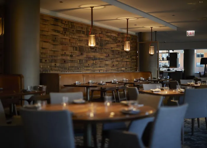By Marriott Downtown Magnificent Mile 3*
