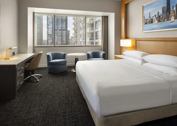 Hotel By Marriott Downtown Magnificent Mile 3*