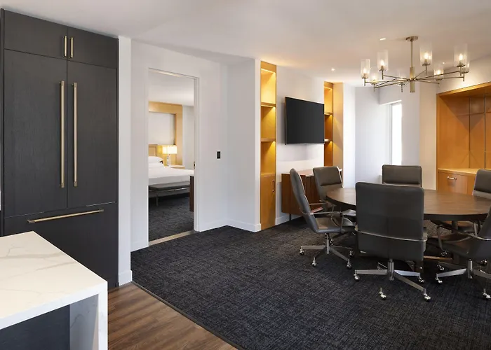 Hotel By Marriott Downtown Magnificent Mile 3*